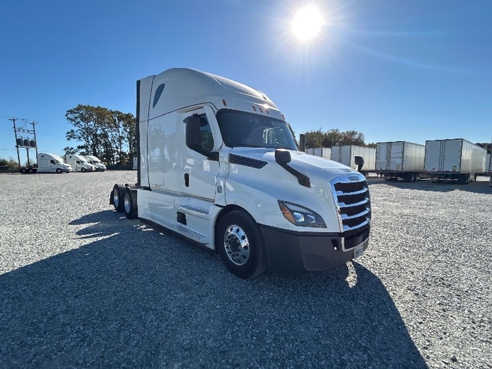 Sleeper Tractor-Heavy Duty Tractors-Freightliner-2021-T12664ST-Greensboro-NC-495,951\n\t\tmiles-$ 65,750 - Image 1