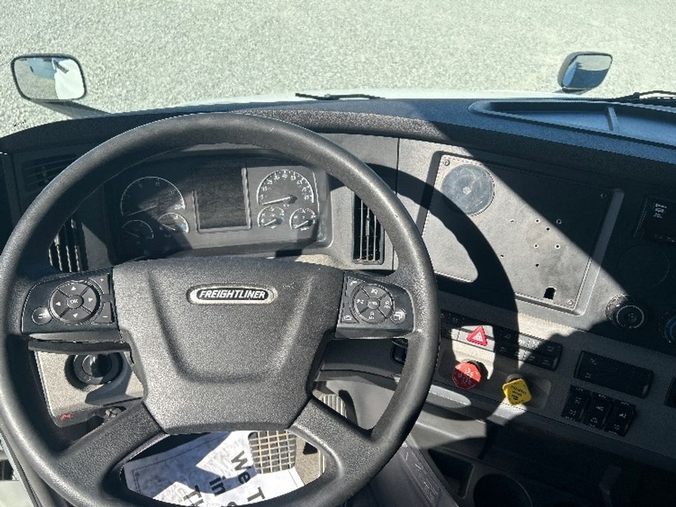 Sleeper Tractor-Heavy Duty Tractors-Freightliner-2021-T12664ST-Greensboro-NC-495,951\n\t\tmiles-$ 65,750 - Image 11