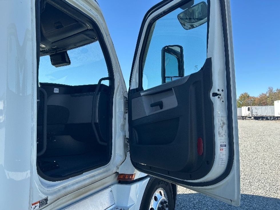 Sleeper Tractor-Heavy Duty Tractors-Freightliner-2021-T12664ST-Greensboro-NC-495,951\n\t\tmiles-$ 65,750 - Image 13