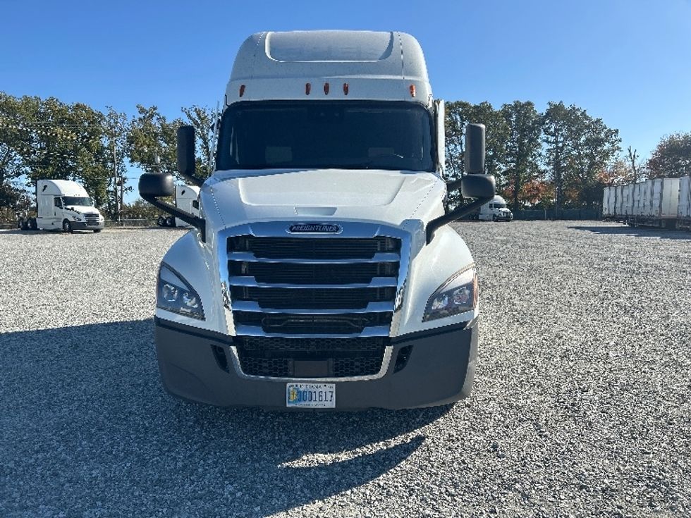 Sleeper Tractor-Heavy Duty Tractors-Freightliner-2021-T12664ST-Greensboro-NC-495,951\n\t\tmiles-$ 65,750 - Image 2