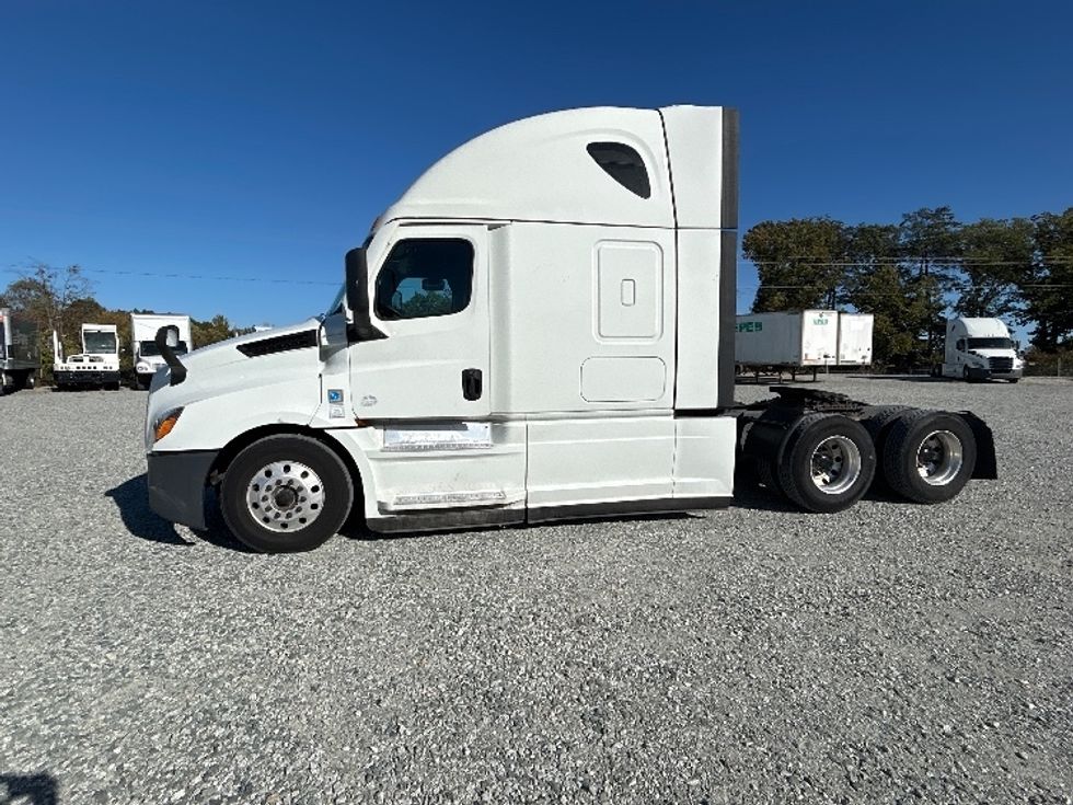 Sleeper Tractor-Heavy Duty Tractors-Freightliner-2021-T12664ST-Greensboro-NC-495,951\n\t\tmiles-$ 65,750 - Image 4
