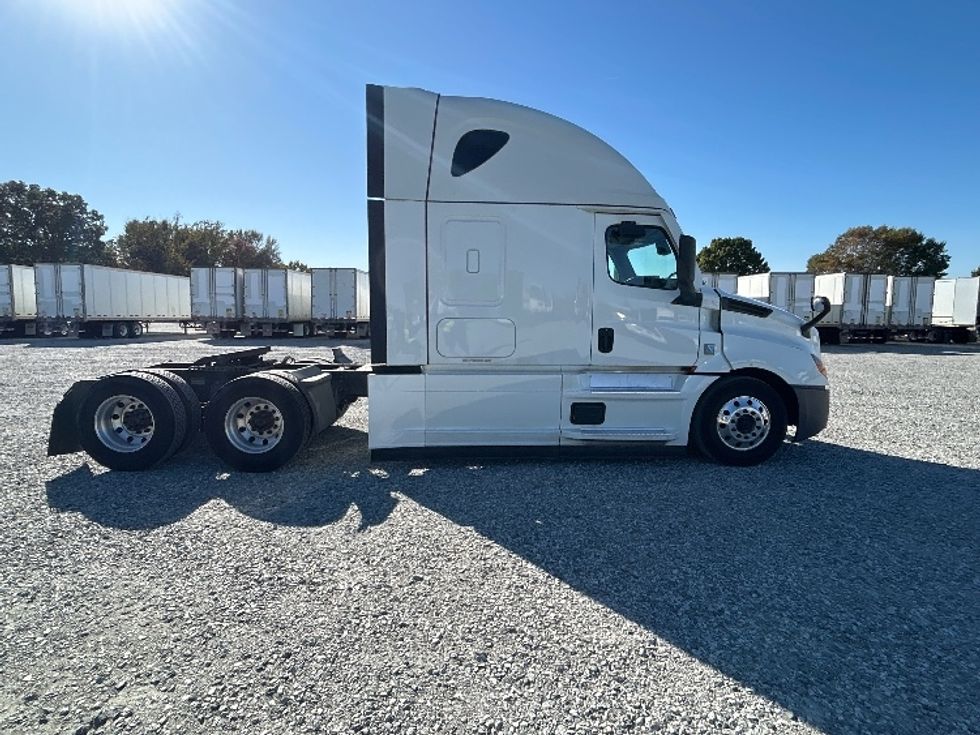 Sleeper Tractor-Heavy Duty Tractors-Freightliner-2021-T12664ST-Greensboro-NC-495,951\n\t\tmiles-$ 65,750 - Image 8