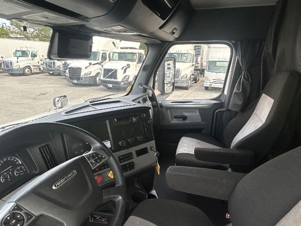 Sleeper Tractor-Heavy Duty Tractors-Freightliner-2021-T12664ST-Greensboro-NC-501,492\n\t\tmiles-$ 69,250 - Image 10