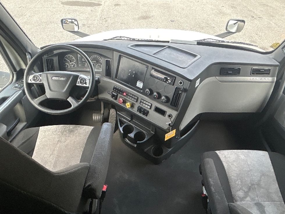 Sleeper Tractor-Heavy Duty Tractors-Freightliner-2021-T12664ST-Greensboro-NC-501,492\n\t\tmiles-$ 69,250 - Image 12