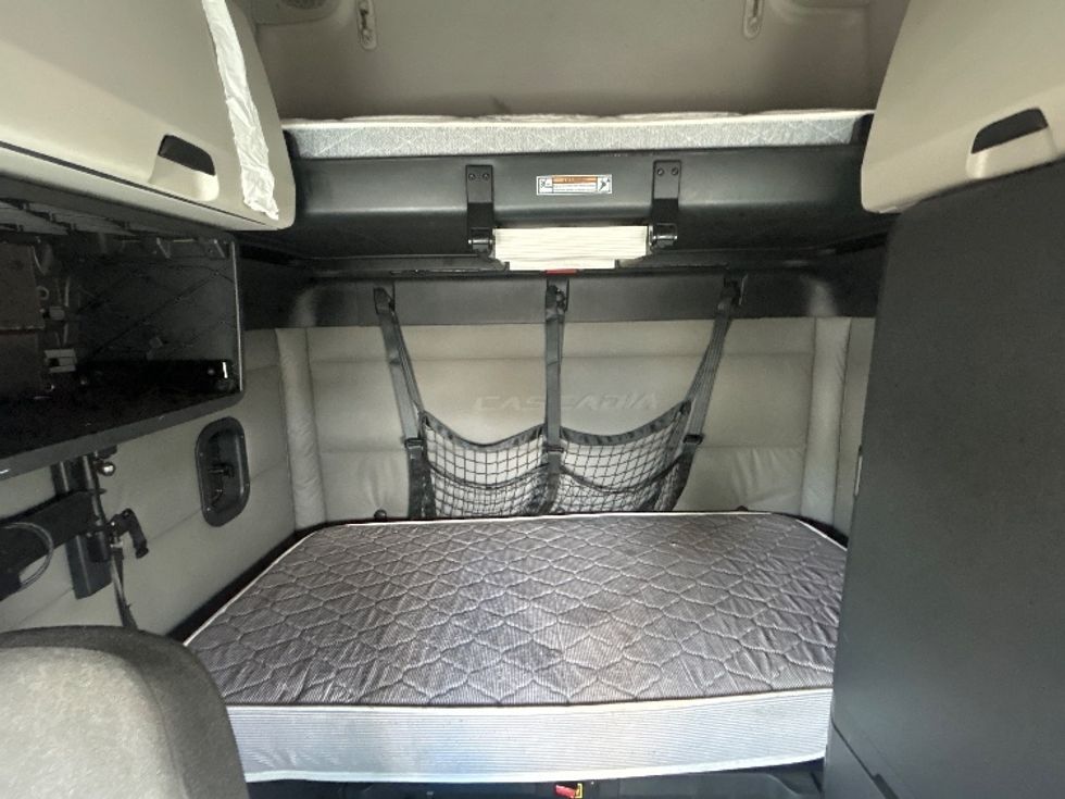 Sleeper Tractor-Heavy Duty Tractors-Freightliner-2021-T12664ST-Greensboro-NC-501,492\n\t\tmiles-$ 69,250 - Image 16