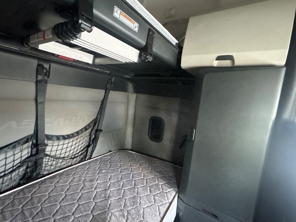 Sleeper Tractor-Heavy Duty Tractors-Freightliner-2021-T12664ST-Greensboro-NC-501,492\n\t\tmiles-$ 69,250 - Image 18