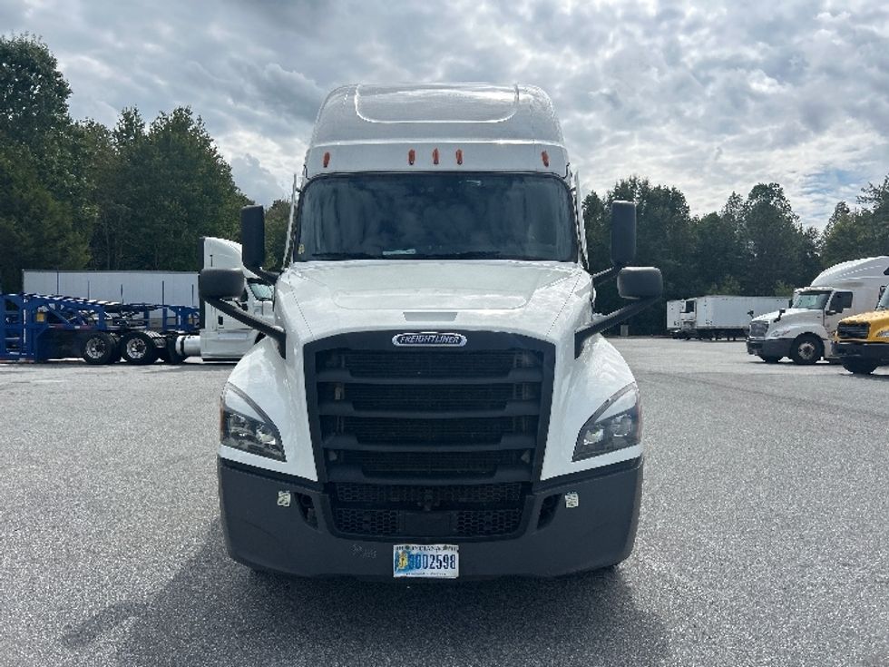 2021 Freightliner Cascadia 126" Sleeper Cab photo 2