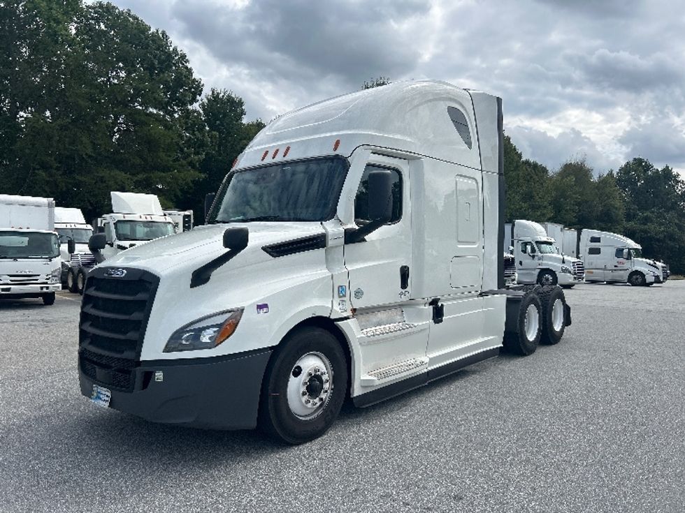 2021 Freightliner Cascadia 126" Sleeper Cab photo 3
