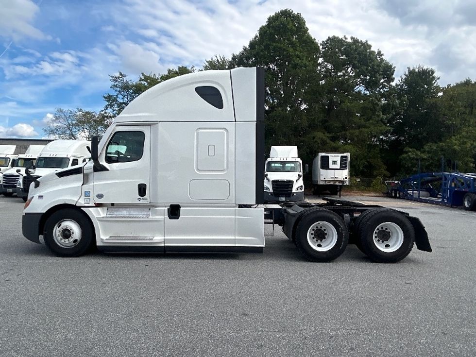 2021 Freightliner Cascadia 126" Sleeper Cab photo 4