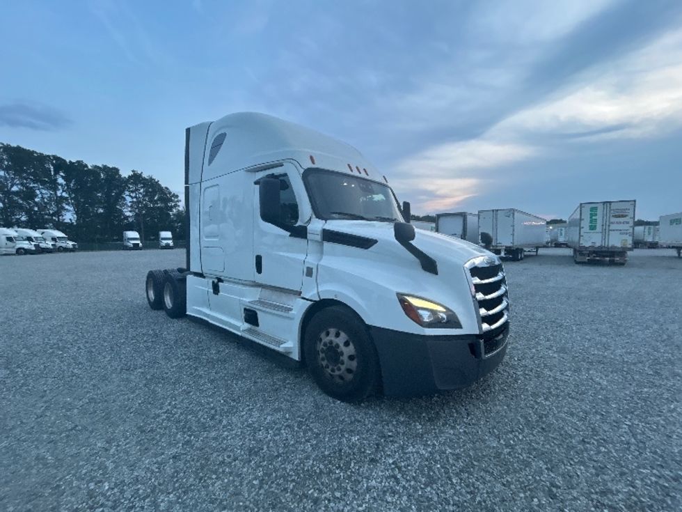 Sleeper Tractor-Heavy Duty Tractors-Freightliner-2021-T12664ST-Greensboro-NC-502,010\n\t\tmiles-$ 71,750 - Image 1