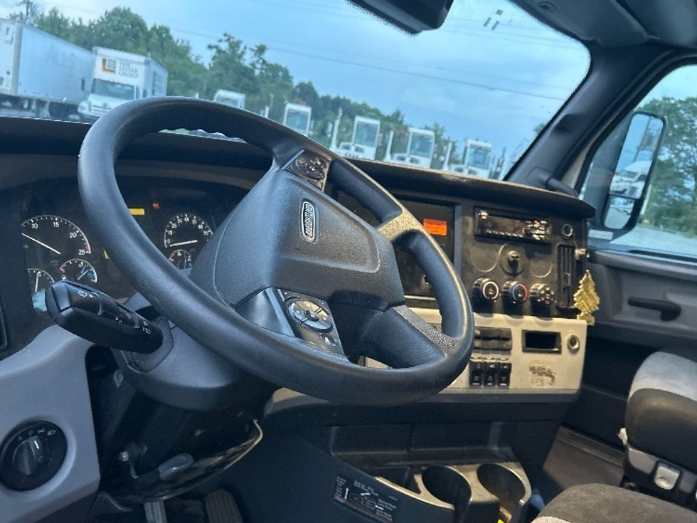 Sleeper Tractor-Heavy Duty Tractors-Freightliner-2021-T12664ST-Greensboro-NC-502,010\n\t\tmiles-$ 71,750 - Image 10