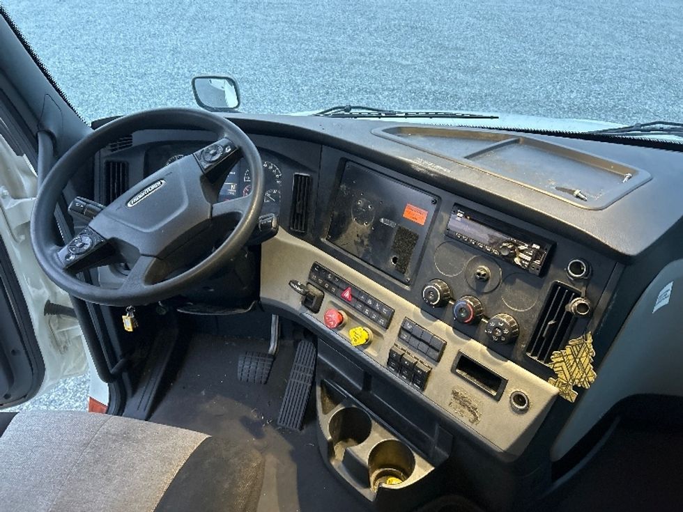 Sleeper Tractor-Heavy Duty Tractors-Freightliner-2021-T12664ST-Greensboro-NC-502,010\n\t\tmiles-$ 71,750 - Image 12