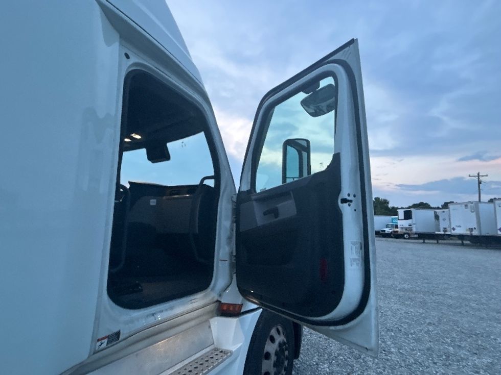 Sleeper Tractor-Heavy Duty Tractors-Freightliner-2021-T12664ST-Greensboro-NC-502,010\n\t\tmiles-$ 71,750 - Image 13