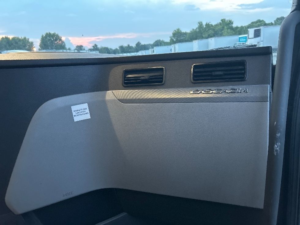 Sleeper Tractor-Heavy Duty Tractors-Freightliner-2021-T12664ST-Greensboro-NC-502,010\n\t\tmiles-$ 71,750 - Image 14