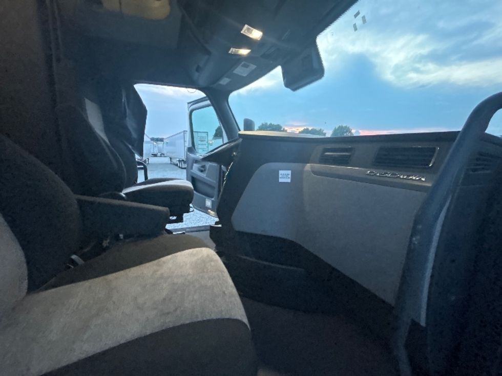 Sleeper Tractor-Heavy Duty Tractors-Freightliner-2021-T12664ST-Greensboro-NC-502,010\n\t\tmiles-$ 71,750 - Image 15