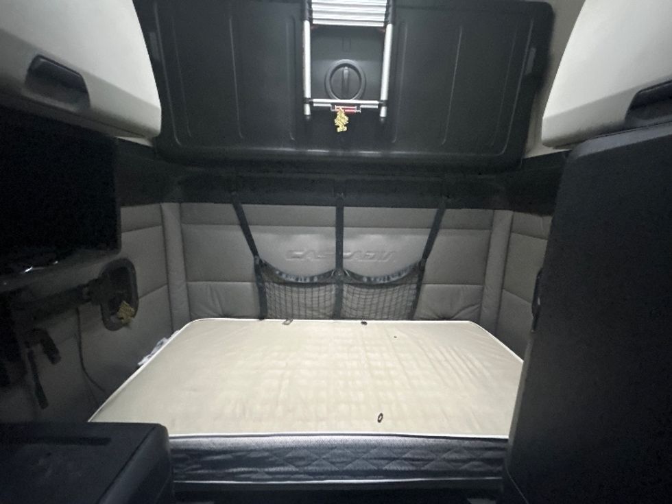 Sleeper Tractor-Heavy Duty Tractors-Freightliner-2021-T12664ST-Greensboro-NC-502,010\n\t\tmiles-$ 71,750 - Image 16