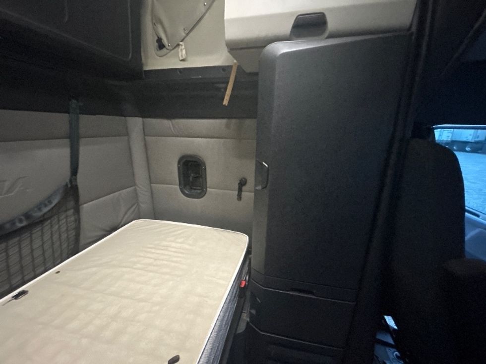 Sleeper Tractor-Heavy Duty Tractors-Freightliner-2021-T12664ST-Greensboro-NC-502,010\n\t\tmiles-$ 71,750 - Image 18