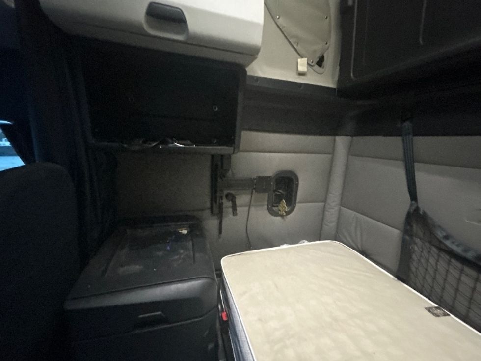 Sleeper Tractor-Heavy Duty Tractors-Freightliner-2021-T12664ST-Greensboro-NC-502,010\n\t\tmiles-$ 71,750 - Image 19