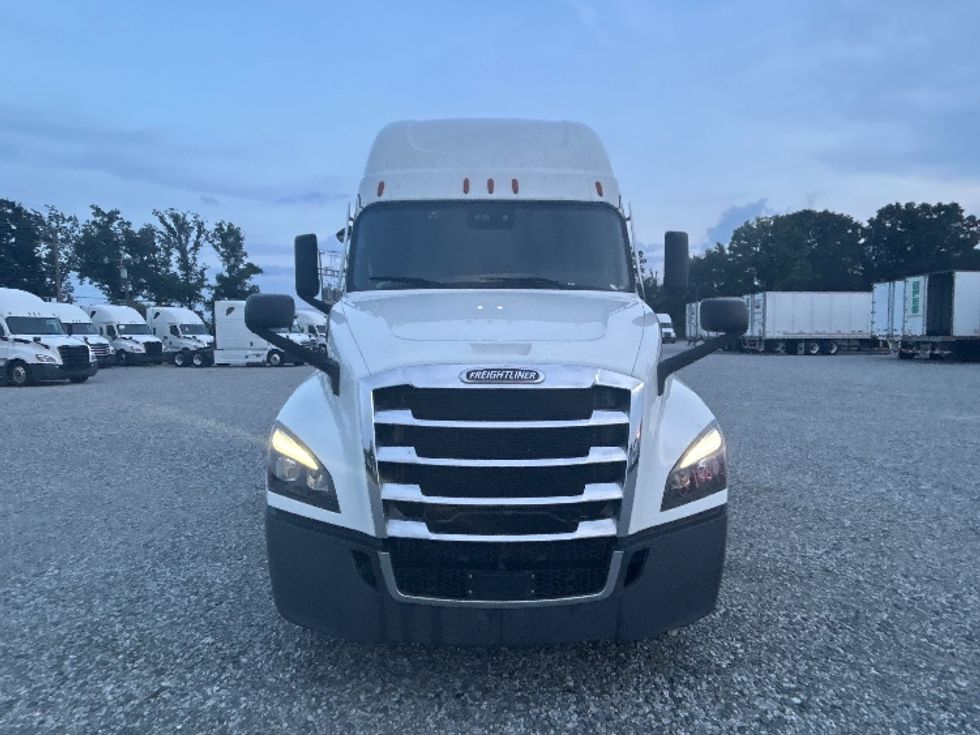 Sleeper Tractor-Heavy Duty Tractors-Freightliner-2021-T12664ST-Greensboro-NC-502,010\n\t\tmiles-$ 71,750 - Image 2
