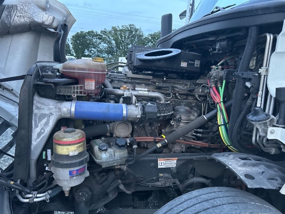 Sleeper Tractor-Heavy Duty Tractors-Freightliner-2021-T12664ST-Greensboro-NC-502,010\n\t\tmiles-$ 71,750 - Image 21