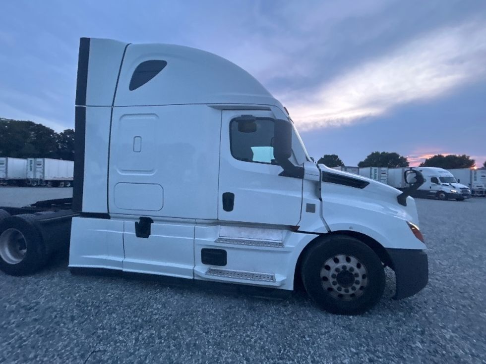 Sleeper Tractor-Heavy Duty Tractors-Freightliner-2021-T12664ST-Greensboro-NC-502,010\n\t\tmiles-$ 71,750 - Image 26