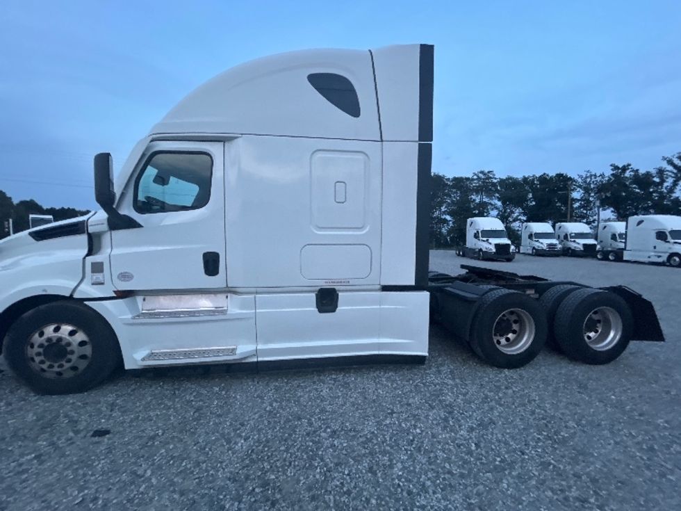 Sleeper Tractor-Heavy Duty Tractors-Freightliner-2021-T12664ST-Greensboro-NC-502,010\n\t\tmiles-$ 71,750 - Image 28