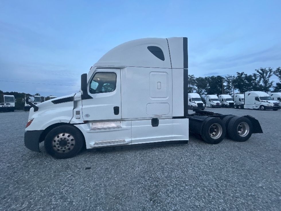 Sleeper Tractor-Heavy Duty Tractors-Freightliner-2021-T12664ST-Greensboro-NC-502,010\n\t\tmiles-$ 71,750 - Image 4