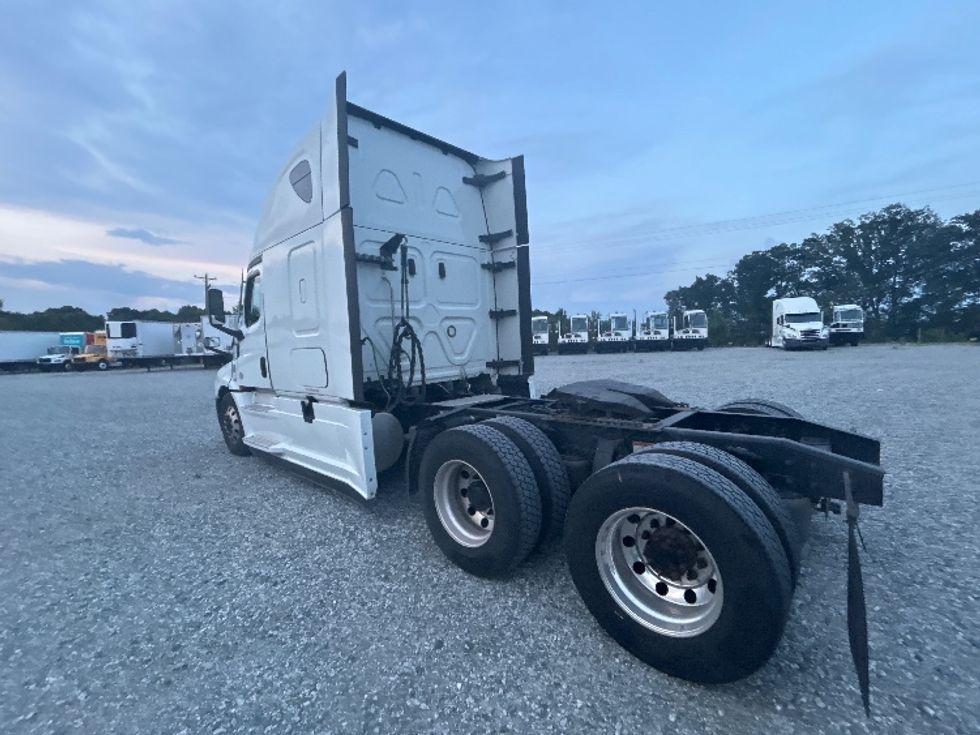 Sleeper Tractor-Heavy Duty Tractors-Freightliner-2021-T12664ST-Greensboro-NC-502,010\n\t\tmiles-$ 71,750 - Image 5