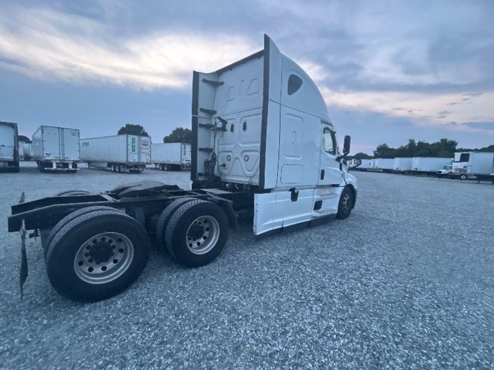 Sleeper Tractor-Heavy Duty Tractors-Freightliner-2021-T12664ST-Greensboro-NC-502,010\n\t\tmiles-$ 71,750 - Image 7