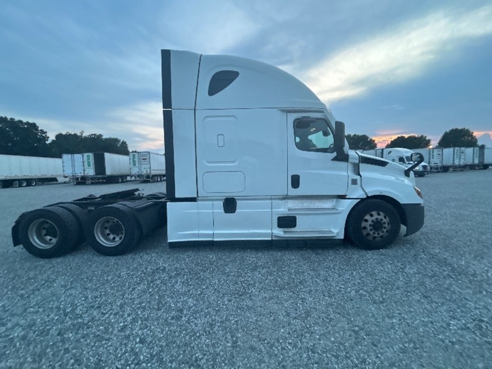 Sleeper Tractor-Heavy Duty Tractors-Freightliner-2021-T12664ST-Greensboro-NC-502,010\n\t\tmiles-$ 71,750 - Image 8