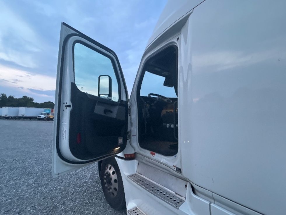 Sleeper Tractor-Heavy Duty Tractors-Freightliner-2021-T12664ST-Greensboro-NC-502,010\n\t\tmiles-$ 71,750 - Image 9