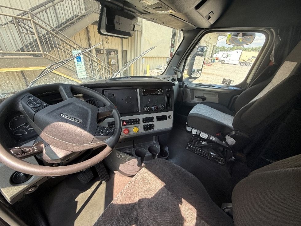 Sleeper Tractor-Heavy Duty Tractors-Freightliner-2021-T12664ST-Greensboro-NC-508,632\n\t\tmiles-$ 66,500 - Image 10