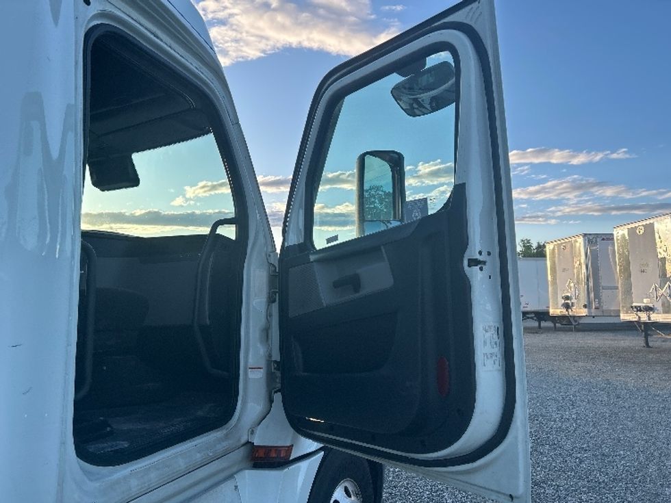 Sleeper Tractor-Heavy Duty Tractors-Freightliner-2021-T12664ST-Greensboro-NC-508,632\n\t\tmiles-$ 66,500 - Image 13