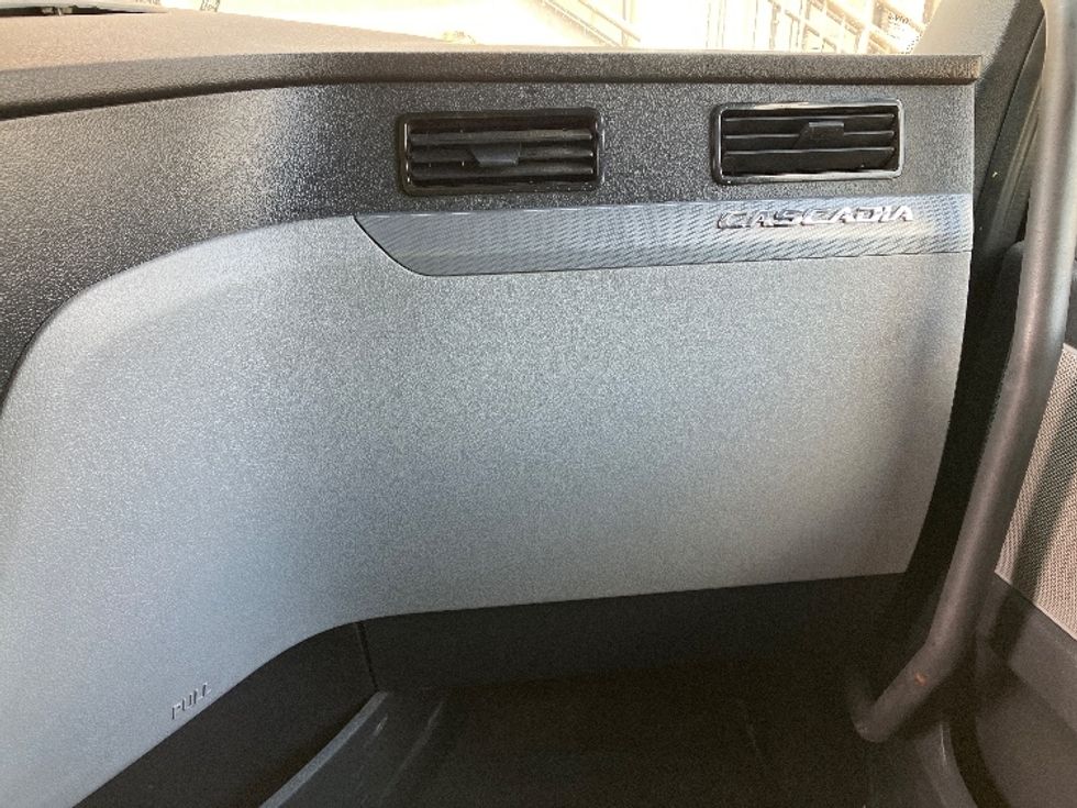 Sleeper Tractor-Heavy Duty Tractors-Freightliner-2021-T12664ST-Greensboro-NC-508,632\n\t\tmiles-$ 66,500 - Image 14