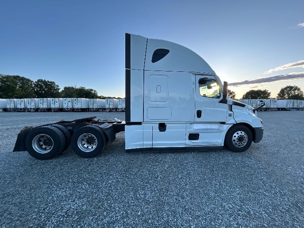 Sleeper Tractor-Heavy Duty Tractors-Freightliner-2021-T12664ST-Greensboro-NC-508,632\n\t\tmiles-$ 66,500 - Image 8