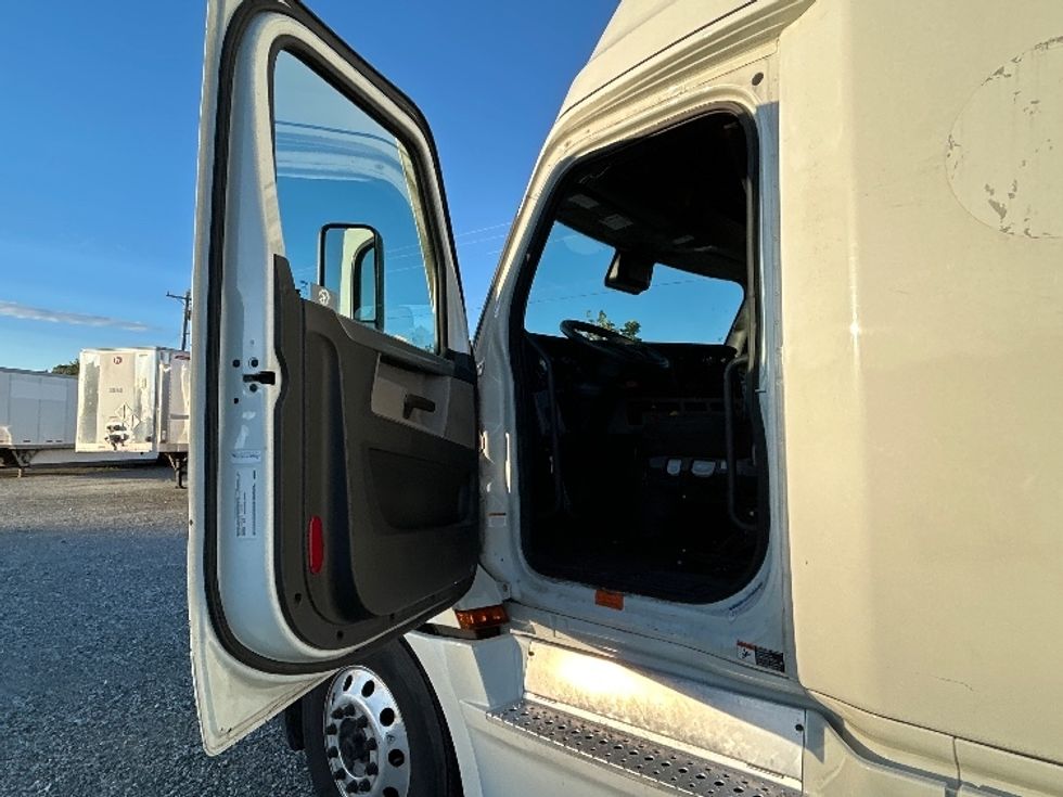 Sleeper Tractor-Heavy Duty Tractors-Freightliner-2021-T12664ST-Greensboro-NC-508,632\n\t\tmiles-$ 66,500 - Image 9