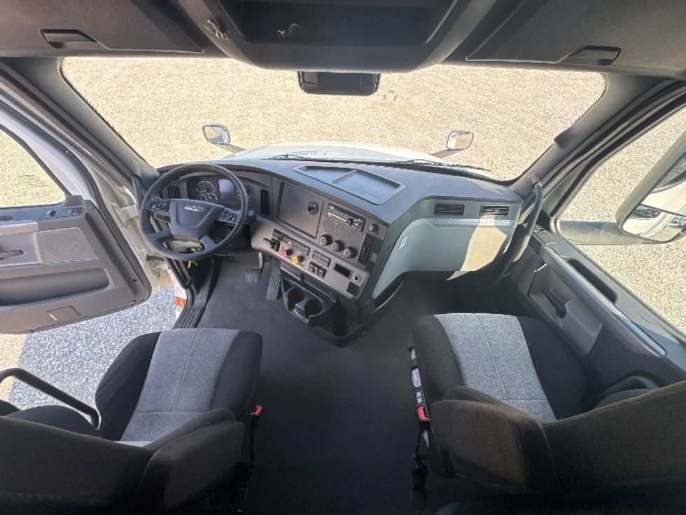 Sleeper Tractor-Heavy Duty Tractors-Freightliner-2021-T12664ST-Greensboro-NC-508,973\n\t\tmiles-$ 66,500 - Image 12