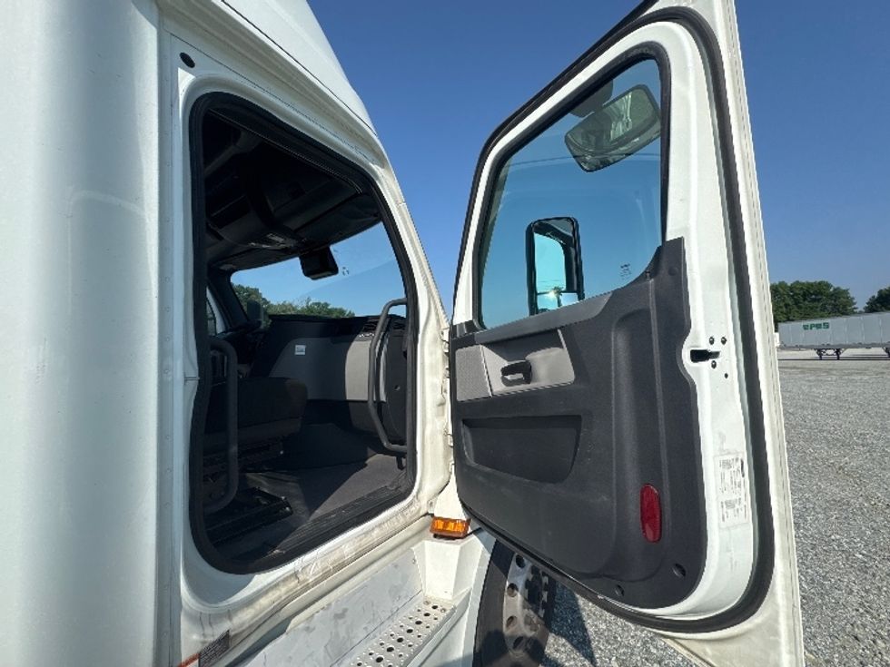 Sleeper Tractor-Heavy Duty Tractors-Freightliner-2021-T12664ST-Greensboro-NC-508,973\n\t\tmiles-$ 66,500 - Image 13