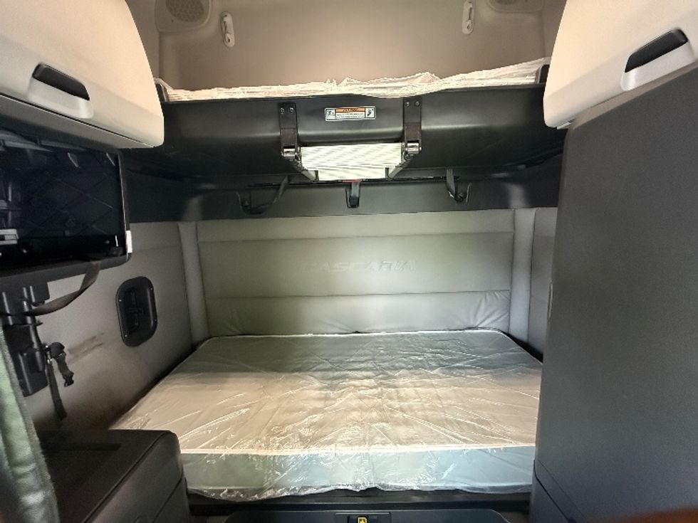 Sleeper Tractor-Heavy Duty Tractors-Freightliner-2021-T12664ST-Greensboro-NC-508,973\n\t\tmiles-$ 66,500 - Image 16