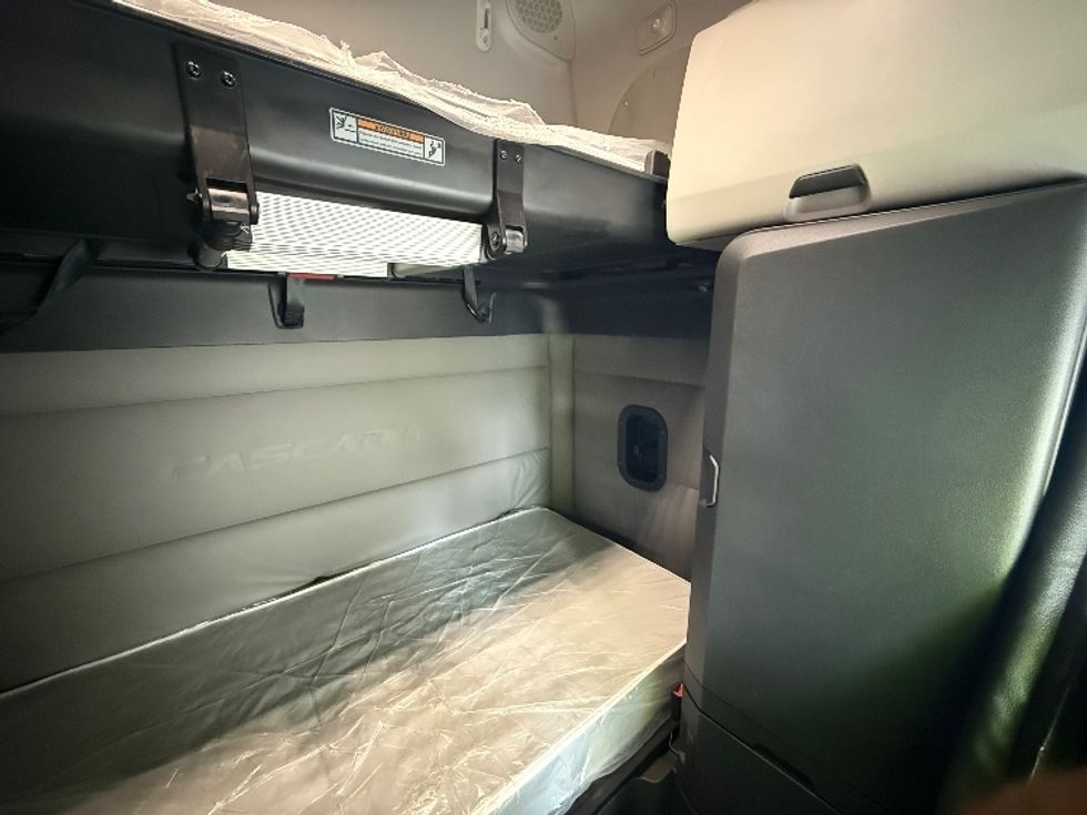 Sleeper Tractor-Heavy Duty Tractors-Freightliner-2021-T12664ST-Greensboro-NC-508,973\n\t\tmiles-$ 66,500 - Image 18