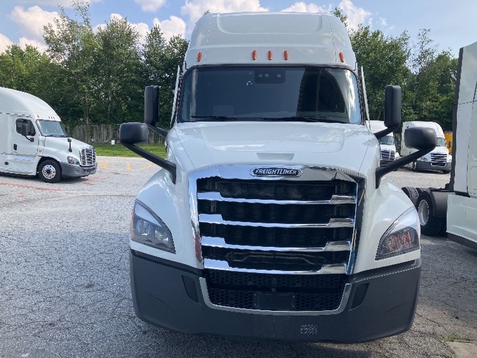 2021 Freightliner Cascadia 126" Sleeper Cab photo 2