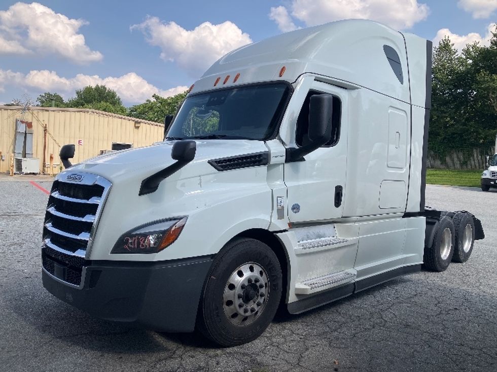 2021 Freightliner Cascadia 126" Sleeper Cab photo 3