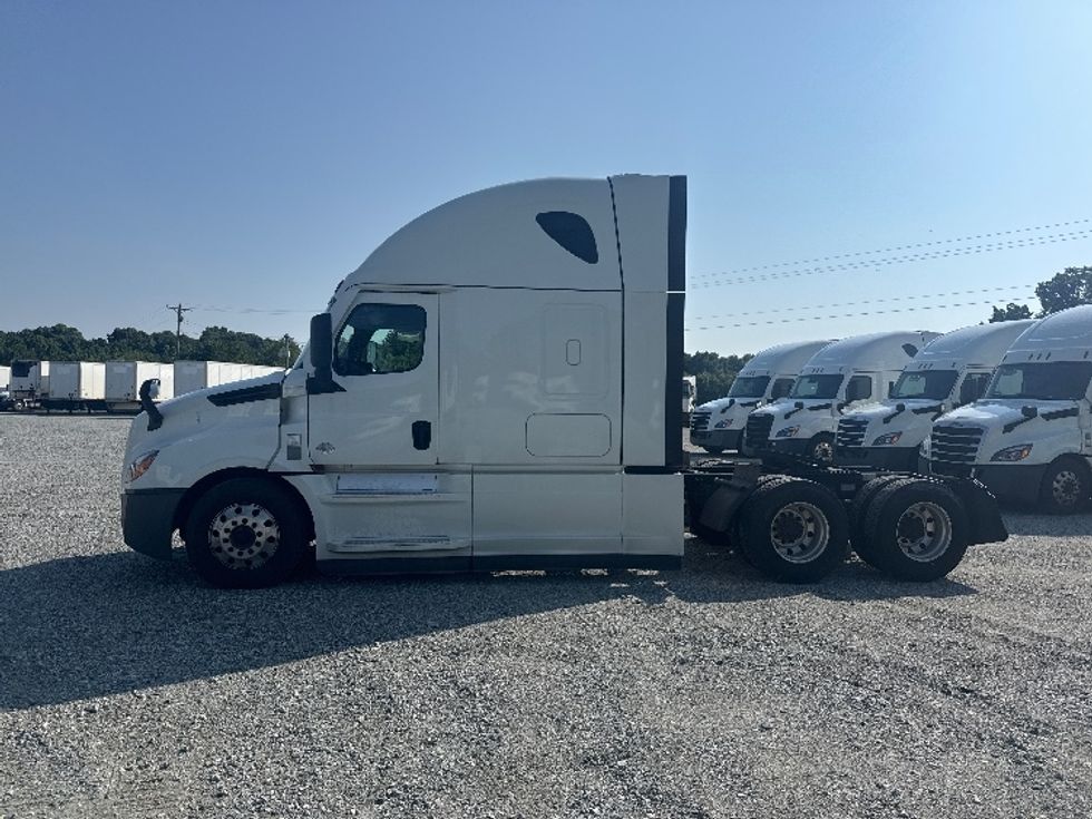 2021 Freightliner Cascadia 126" Sleeper Cab photo 4
