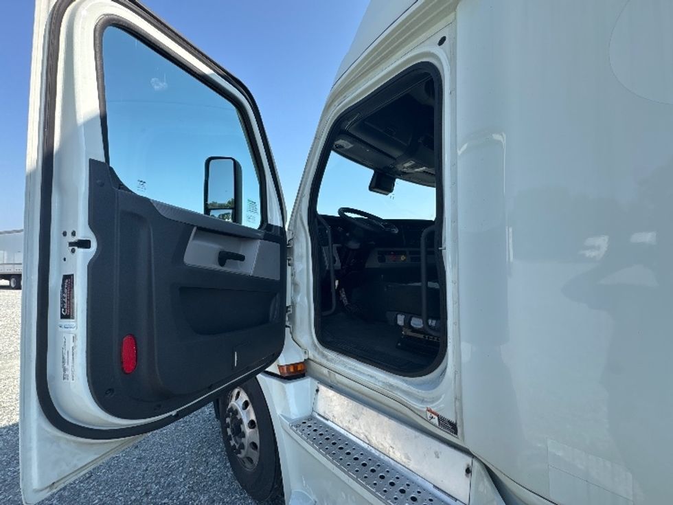 Sleeper Tractor-Heavy Duty Tractors-Freightliner-2021-T12664ST-Greensboro-NC-508,973\n\t\tmiles-$ 66,500 - Image 9