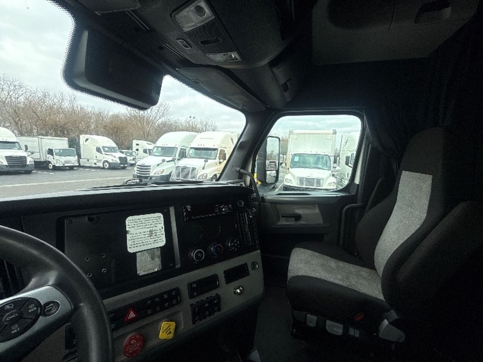 Sleeper Tractor-Heavy Duty Tractors-Freightliner-2021-T12664ST-Greensboro-NC-510,419\n\t\tmiles-$ 60,250 - Image 10