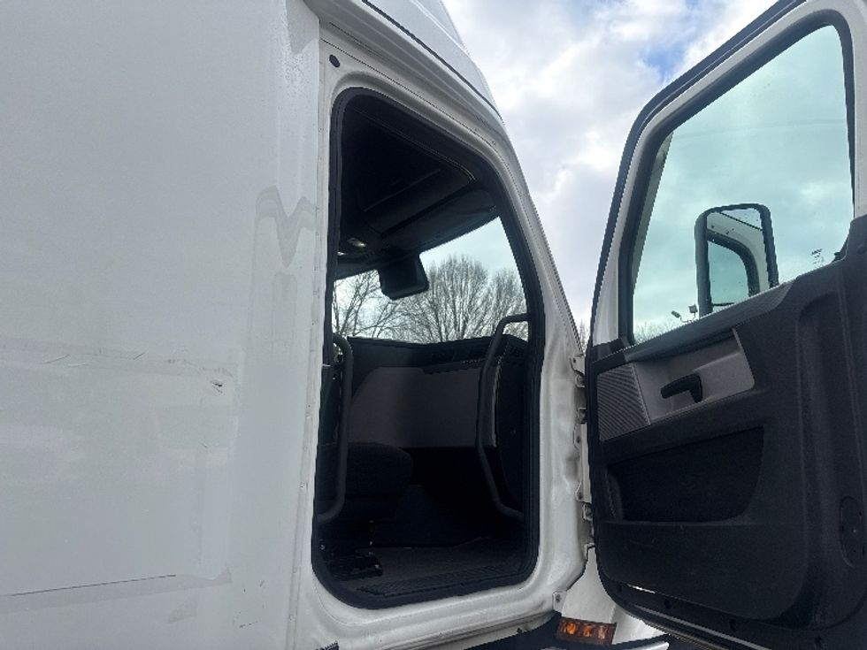 Sleeper Tractor-Heavy Duty Tractors-Freightliner-2021-T12664ST-Greensboro-NC-510,419\n\t\tmiles-$ 60,250 - Image 13