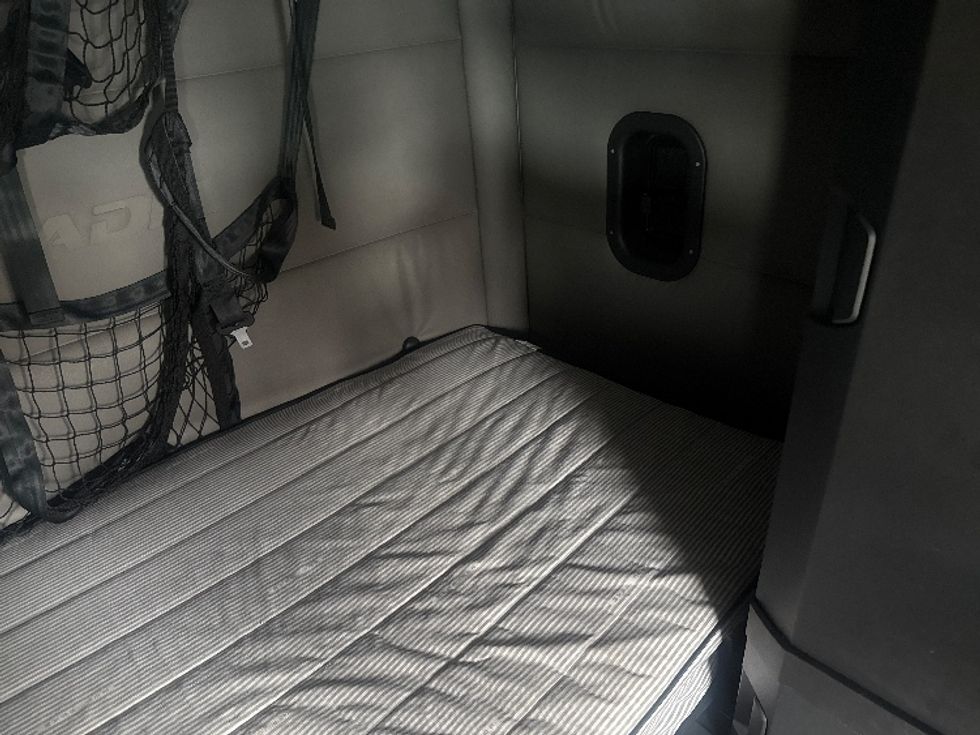 Sleeper Tractor-Heavy Duty Tractors-Freightliner-2021-T12664ST-Greensboro-NC-510,419\n\t\tmiles-$ 60,250 - Image 17