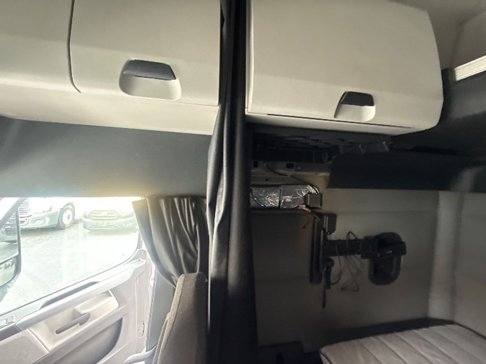 Sleeper Tractor-Heavy Duty Tractors-Freightliner-2021-T12664ST-Greensboro-NC-510,419\n\t\tmiles-$ 60,250 - Image 19