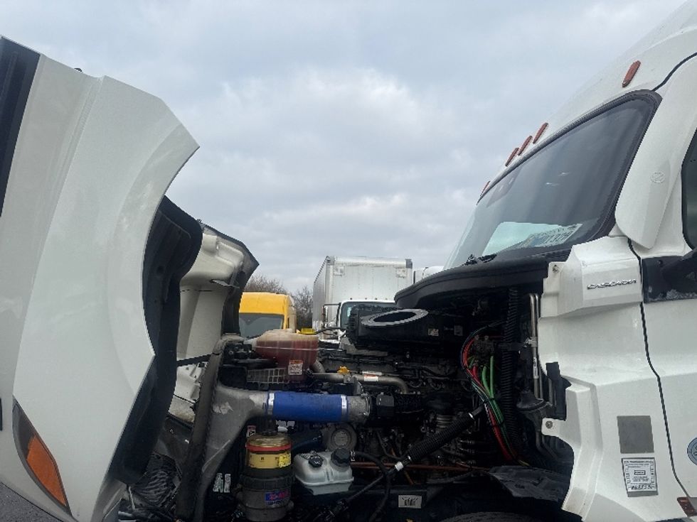 Sleeper Tractor-Heavy Duty Tractors-Freightliner-2021-T12664ST-Greensboro-NC-510,419\n\t\tmiles-$ 60,250 - Image 21