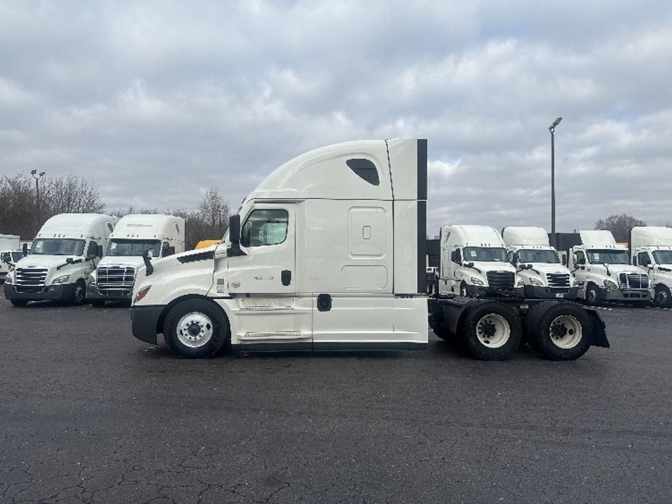 Sleeper Tractor-Heavy Duty Tractors-Freightliner-2021-T12664ST-Greensboro-NC-510,419\n\t\tmiles-$ 60,250 - Image 4